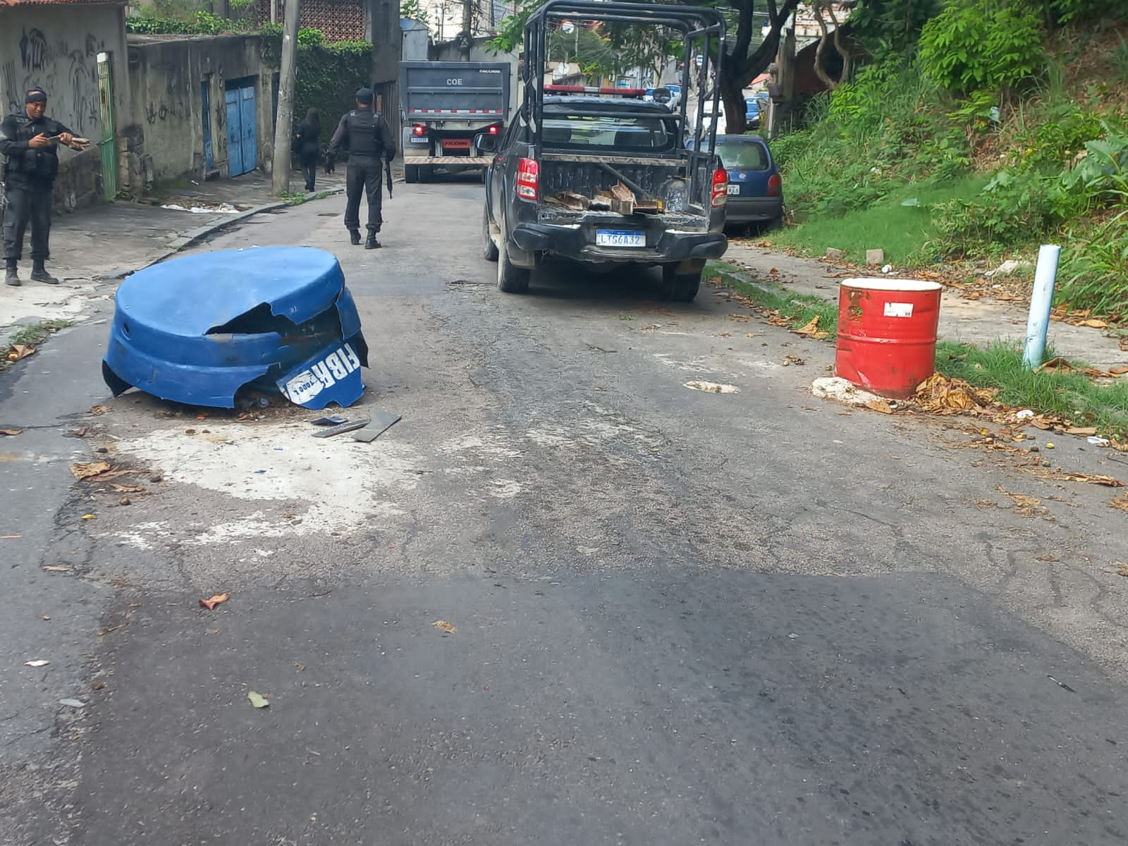 PMs fazem mega operação e retiram 21 toneladas de barricadas, apreendem 30 quilos de maconha e recuperam três carros roubados no Complexo do Dendê